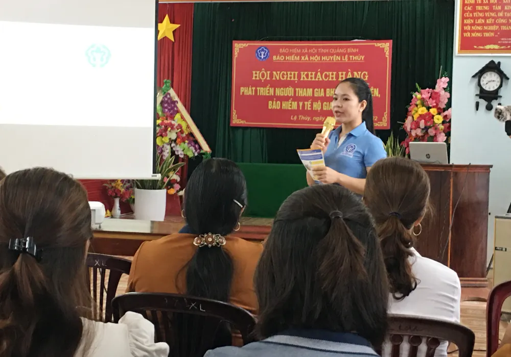 Một cán bộ đại lý BHXH đang tư vấn cho người dân về quyền lợi khi tham gia BHXH tự nguyện. Ảnh: VĂN PHÚC