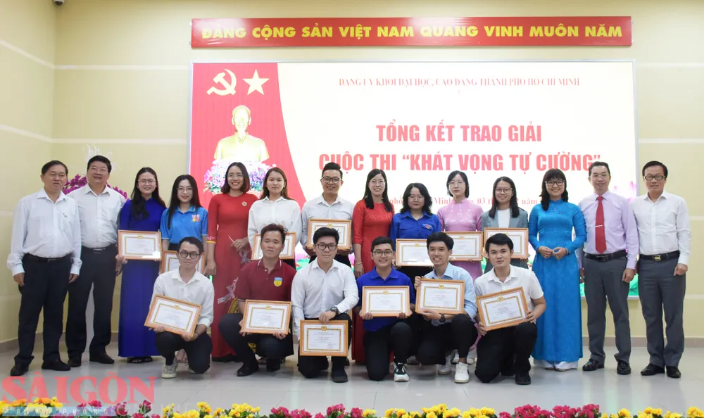 Lãnh đạo Đảng ủy Khối Đại học, Cao đẳng TPHCM trao giải thưởng cho các thí sinh