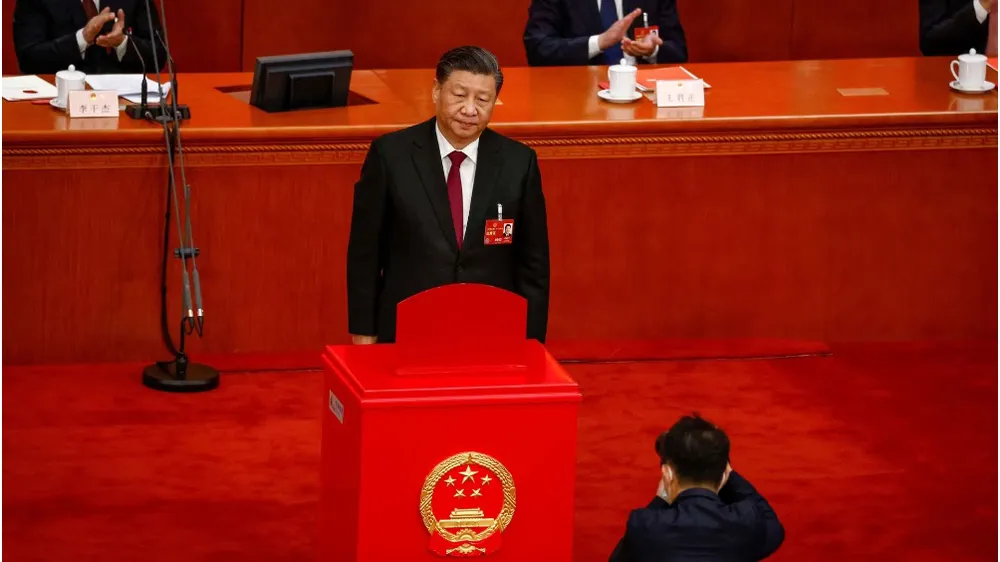 Chủ tịch Trung Quốc Tập Cận Bình sau khi bỏ phiếu trong Phiên họp toàn thể lần thứ ba của Đại hội Đại biểu Nhân dân Toàn Quốc (NPC) tại Đại lễ đường Nhân dân, ở Bắc Kinh, Trung Quốc, ngày 10-3-2023. Ảnh: REUTERS