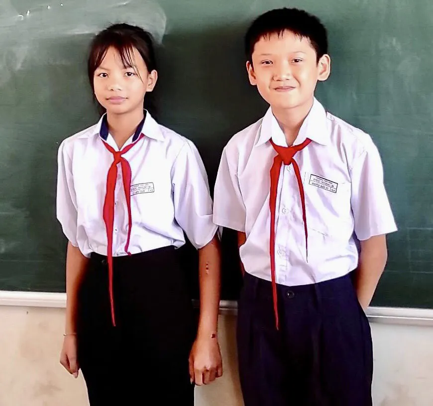 2 học sinh nhặt được của rơi trả lại người đánh mất