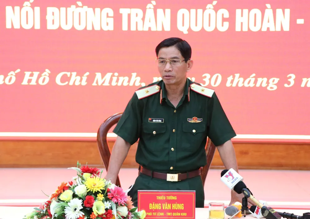 Thiếu tướng Đặng Văn Hùng chủ trì lễ bàn giao. Ảnh: TRẦN YÊN Thiếu tướng Đặng Văn Hùng chủ trì lễ bàn giao. Ảnh: TRẦN YÊN