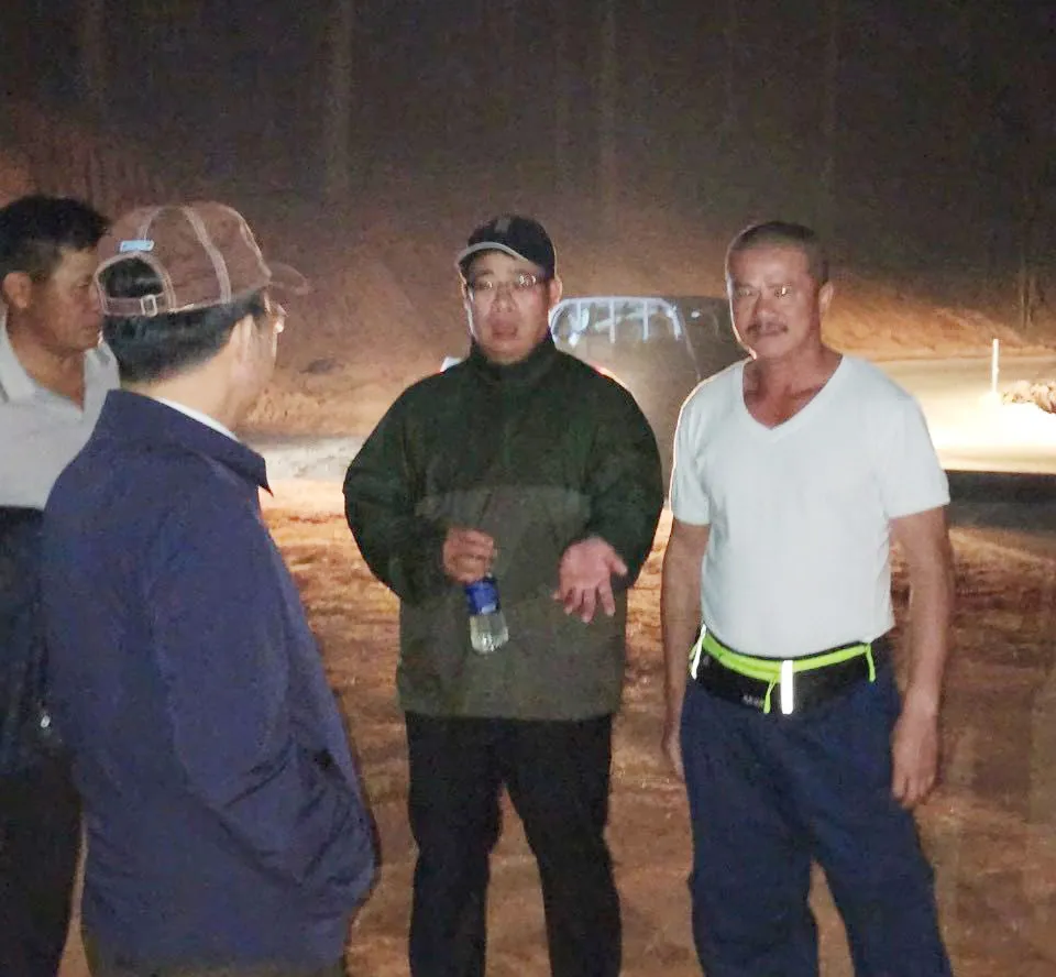 Phó Chủ tịch UBND tỉnh Lâm Đồng Nguyễn Ngọc Phúc (thứ 2 từ bên phải qua) có mặt tại hiện trường chỉ đạo công tác chữa cháy tại phường 3, TP Đà Lạt, lúc 23 giờ ngày 7-4. Ảnh: CTV