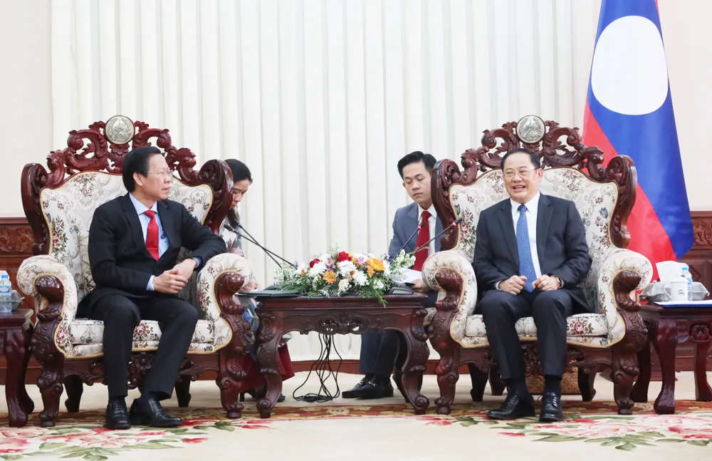 Chủ tịch UBND TPHCM Phan Văn Mãi chào xã giao Thủ tướng Lào Sonexay Siphandone. Ảnh: THỤY VŨ