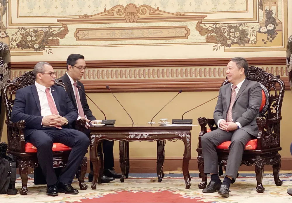 Phó Chủ tịch UBND TPHCM Dương Anh Đức (bìa phải) tiếp Thứ trưởng Maury Hechavarria Bermudez. Ảnh: XUÂN HẠNH Phó Chủ tịch UBND TPHCM Dương Anh Đức (bìa phải) tiếp Thứ trưởng Maury Hechavarria Bermudez. Ảnh: XUÂN HẠNH