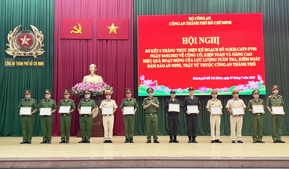 Đại tá Mai Hoàng, Phó Giám đốc Công an TPHCM, thủ trưởng Cơ quan CSĐT Công an TPHCM trao giấy khen cho các cá nhân có thành tích xuất sắc