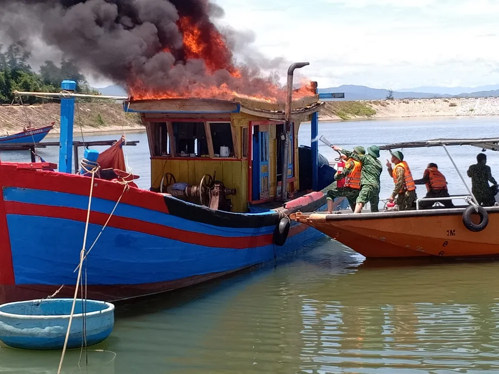 Lực lượng chức năng nỗ lực dập tắt đám cháy trên tàu cá