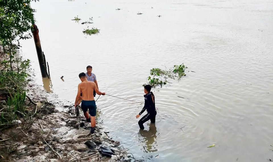 Lực lượng chức năng lặn tìm thi thể các nạn nhân 