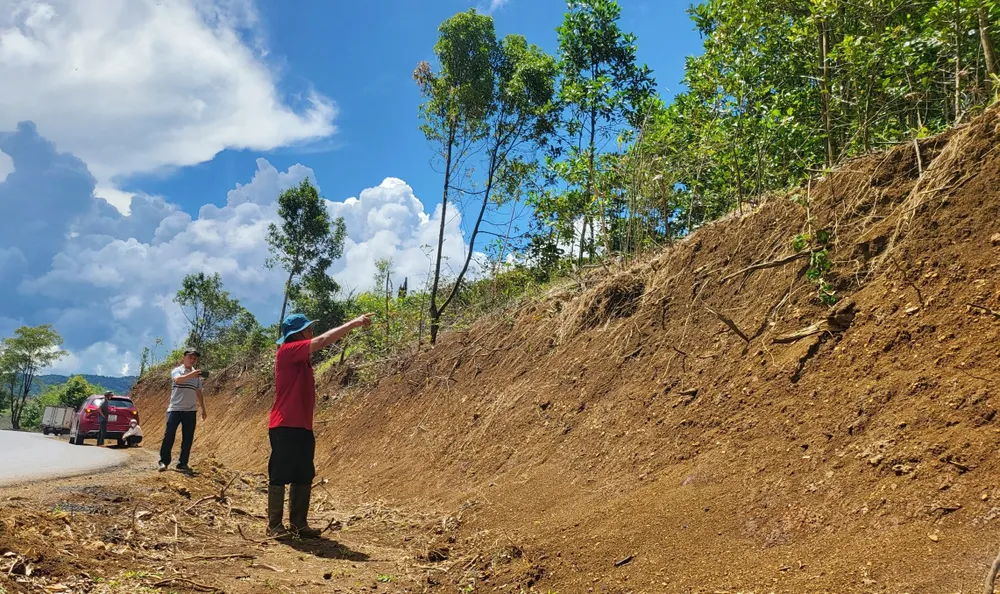 Dù đất cùng cây cà phê của hộ ông A Brên (thôn Vi Choong, xã Hiếu, huyện Kon Plông, tỉnh Kon Tum) không thuộc diện thu hồi nhưng nhà thầu vẫn tự tiện san ủi, làm thiệt hại tài sản của gia đình