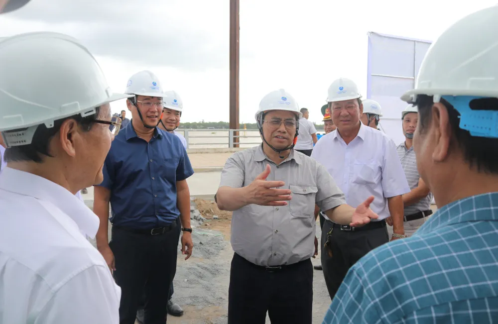 Thủ tướng Phạm Minh Chính kiểm tra một điểm sạt lở tại huyện Lấp Vò, tỉnh Đồng Tháp