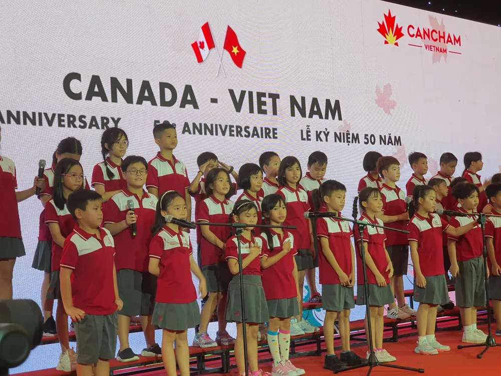 Các em học sinh hát Quốc ca hai nước Việt Nam và Canada tại lễ kỷ niệm 50 năm thiết lập quan hệ ngoại giao Việt Nam-Canada. Ảnh: THỤY VŨ Các em học sinh hát Quốc ca hai nước Việt Nam và Canada tại lễ kỷ niệm 50 năm thiết lập quan hệ ngoại giao Việt Nam-Canada. Ảnh: THỤY VŨ