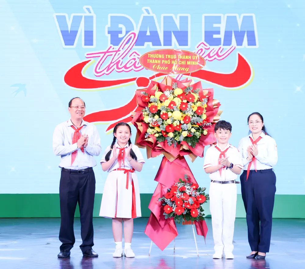 Phó Bí thư Thành ủy TPHCM Nguyễn Hồ Hải trao hoa chúc mừng Hội nghị công tác đội và phong trào thiếu nhi TPHCM giai đoạn 2023-2028. Ảnh: THẢO LÊ