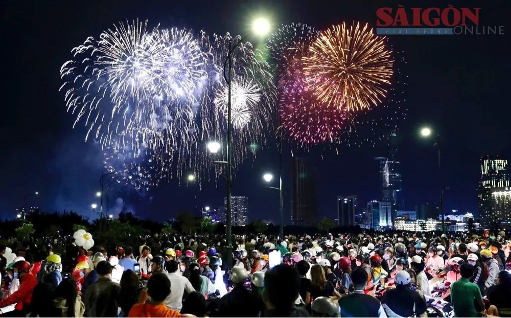 Rất đông người dân và du khách thưởng lãm màn bắn pháo hoa đẹp mắt tại khu vực đầu đường hầm sông Sài Gòn (TP Thủ Đức). Ảnh: DŨNG PHƯƠNG