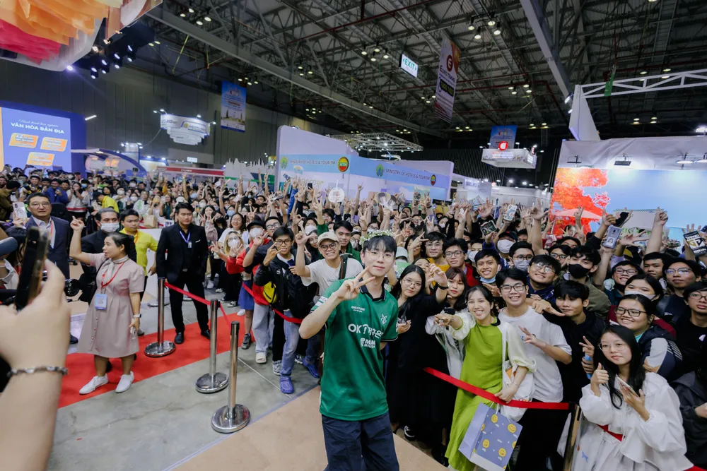 Morgan chụp hình cùng người hâm mộ Morgan chụp hình cùng người hâm mộ