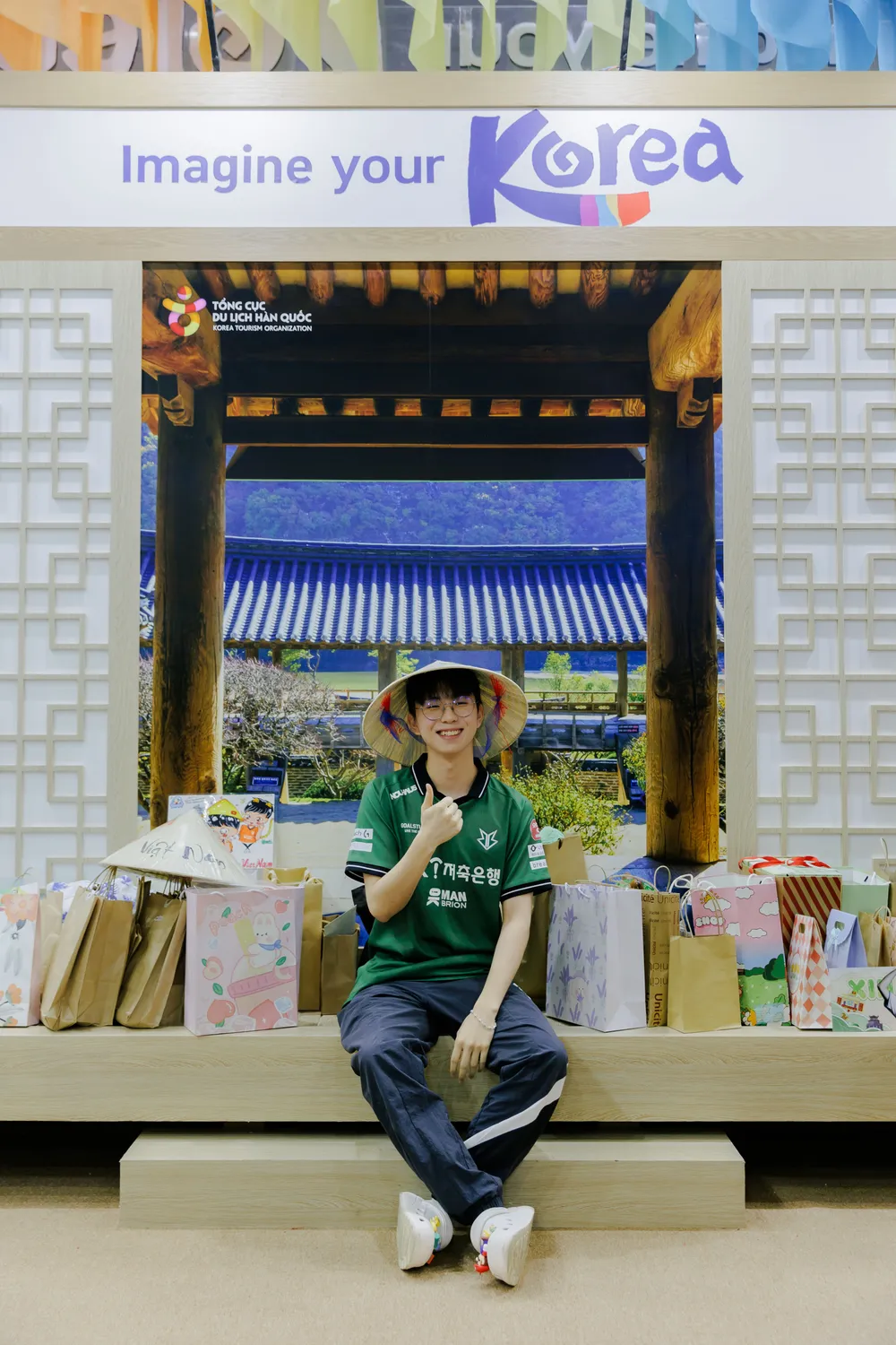 Morgan đội nón lá được người hâm mộ Việt Nam tặng Morgan đội nón lá được người hâm mộ Việt Nam tặng