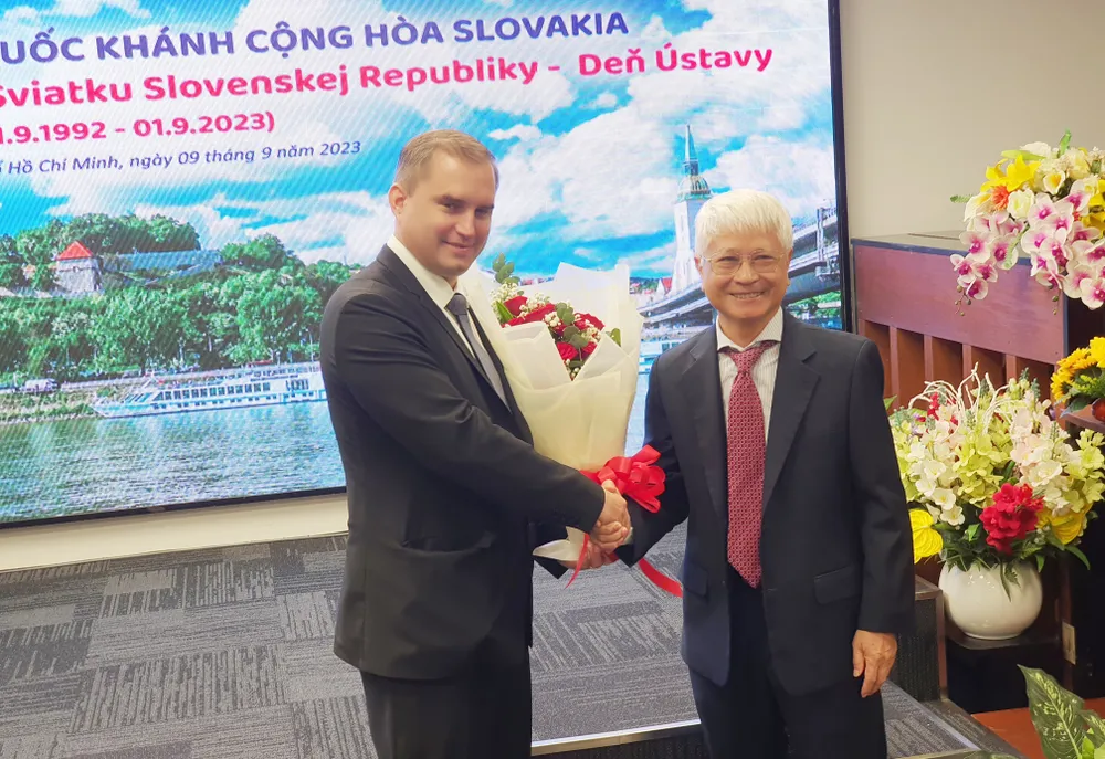 Chủ tịch Hội Hữu nghị Việt Nam-Slovakia TPHCM Bùi Quang Hải tặng hoa Tham tán Kinh tế, Phó Đại sứ CH Slovakia tại Việt Nam Marian Veres Chủ tịch Hội Hữu nghị Việt Nam-Slovakia TPHCM Bùi Quang Hải tặng hoa Tham tán Kinh tế, Phó Đại sứ CH Slovakia tại Việt Nam Marian Veres