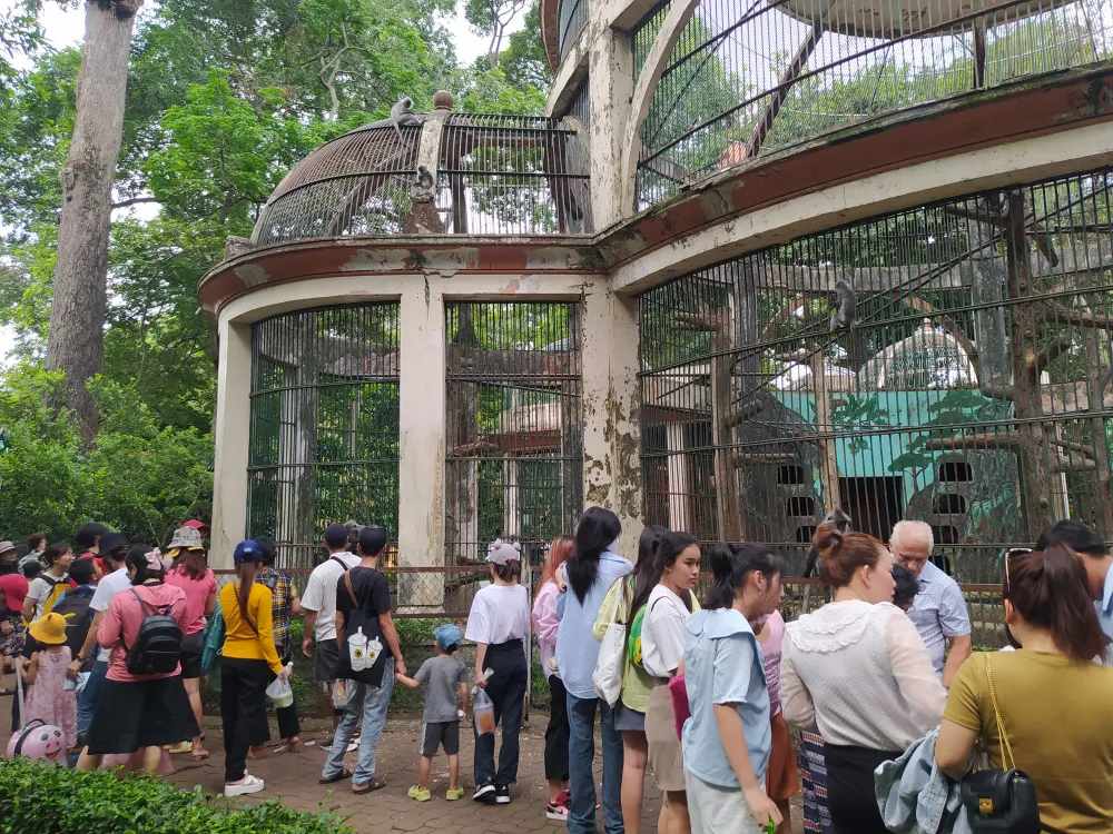 Khách tham quan trong Thảo cầm viên Sài Gòn