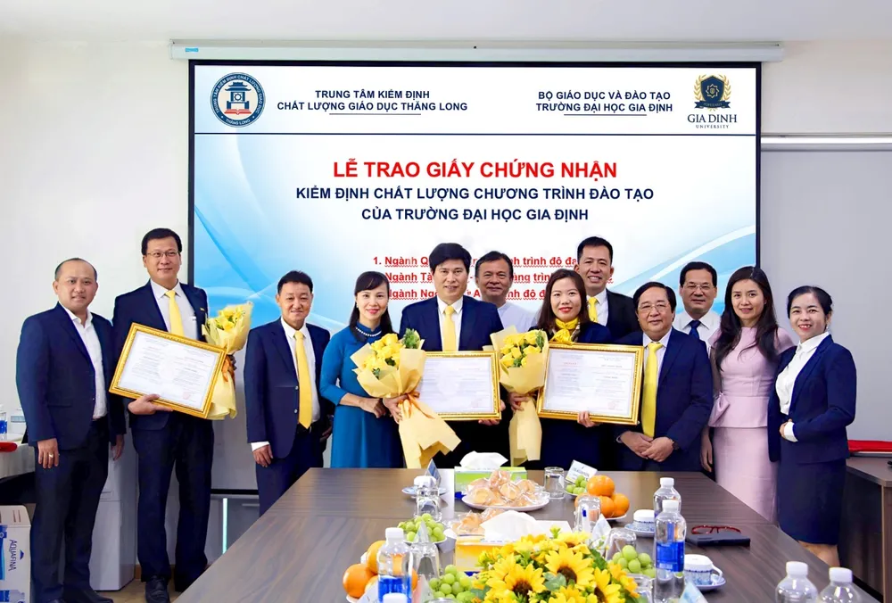 GDU đón nhận Giấy chứng nhận kiểm định chất lượng 3 ngành: Quản trị kinh doanh, Tài chính - Ngân hàng, Ngôn ngữ Anh GDU đón nhận Giấy chứng nhận kiểm định chất lượng 3 ngành: Quản trị kinh doanh, Tài chính - Ngân hàng, Ngôn ngữ Anh