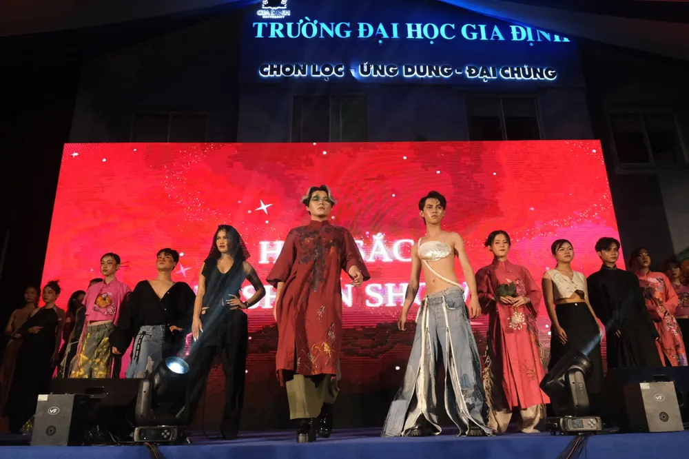 Fashion Show – Khoa Truyền thông số giành giải nhất trong đêm nhạc Hòa sắc Fashion Show – Khoa Truyền thông số giành giải nhất trong đêm nhạc Hòa sắc