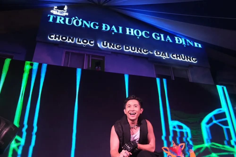 Rapper Ricky Star khuấy động sân khấu Đêm nhạc trong tiếng hò reo của sinh viên GDU Rapper Ricky Star khuấy động sân khấu Đêm nhạc trong tiếng hò reo của sinh viên GDU