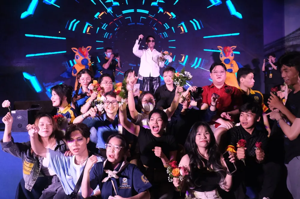 Sinh viên GDU trong không khí Hòa sắc cùng ca sĩ Dương Eward – Kỳ Lân Lãng Tử Sinh viên GDU trong không khí Hòa sắc cùng ca sĩ Dương Eward – Kỳ Lân Lãng Tử