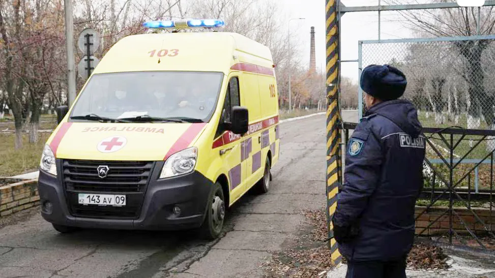 Một chiếc xe cứu thương lái ra khỏi mỏ than Kostenko do ArcelorMittal Temirtau vận hành, trong hoạt động cứu hộ sau vụ cháy mỏ ở Karaganda, Kazakhstan ngày 28-10. Ảnh: REUTERS/Stringer