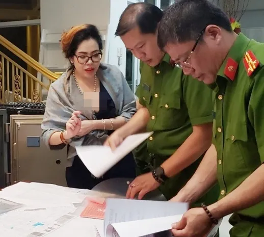 Phạm Thị Tuyết Nhung lúc bị công an bắt giữ Phạm Thị Tuyết Nhung lúc bị công an bắt giữ