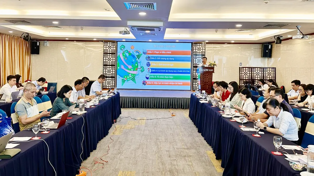 Buổi họp tham vấn dự thảo quy chuẩn kỹ thuật quốc gia về khí thải ô tô, xe mô tô, xe gắn máy và lộ trình áp dụng. Ảnh: THANH HIỀN