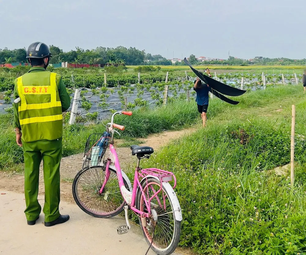 Lực lượng chức năng kiểm tra thực địa tại khu vực thôn Bắc Giã (xã Phù Lỗ, huyện Sóc Sơn, TP Hà Nội).