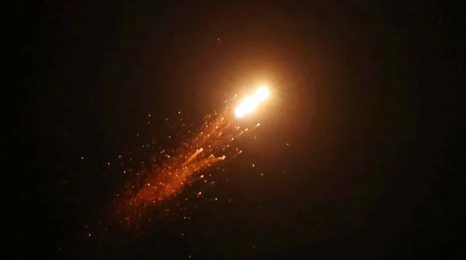 Hệ thống phòng không Israel đánh chặn tên lửa của Iran trên bầu trời Tel Aviv, tối 19-6-2025. Ảnh: THX/TTXVN