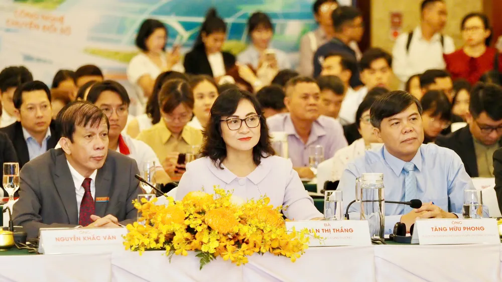 Thứ trưởng Bộ Công thương Phan Thị Thắng, Phó Trưởng Ban Tuyên giáo và Dân vận Thành ủy TPHCM Tăng Hữu Phong, Phó Tổng Biên tập Phụ trách Báo SGGP Nguyễn Khắc Văn chủ trì diễn đàn. Ảnh: HOÀNG HÙNG