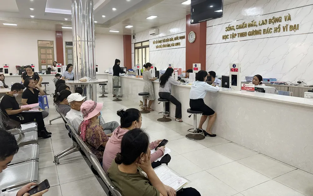 Người dân đến Bộ phận Tiếp nhận và trả kết quả phường Tân Bình, TPHCM thực hiện thủ tục hành chính. Ảnh: Thanh Hiền