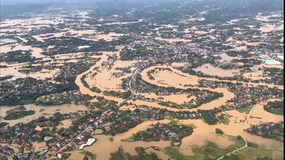 Hình ảnh ngập lụt ở tỉnh Bắc Ninh chụp từ trên cao ngày 8-10. Ảnh cắt từ clip của Trung đoàn 916 (Sư đoàn 371, Quân chủng Phòng không - Không quân) cung cấp