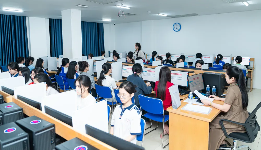 Thí sinh tham gia kỳ thi đánh giá năng lực chuyên biệt do Trường ĐH Sư phạm TPHCM tổ chức - Ảnh: THANH HÙNG 