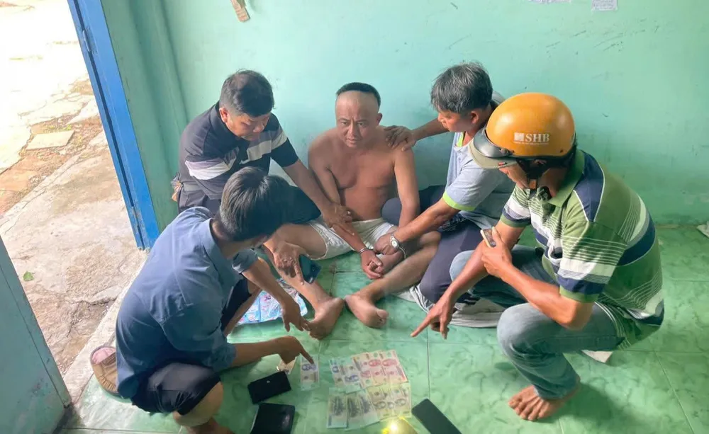 Dương Công Nhạc bị lực lượng công an bắt giữ khi đang lẩn trốn tại Đồng Tháp. Ảnh: CA