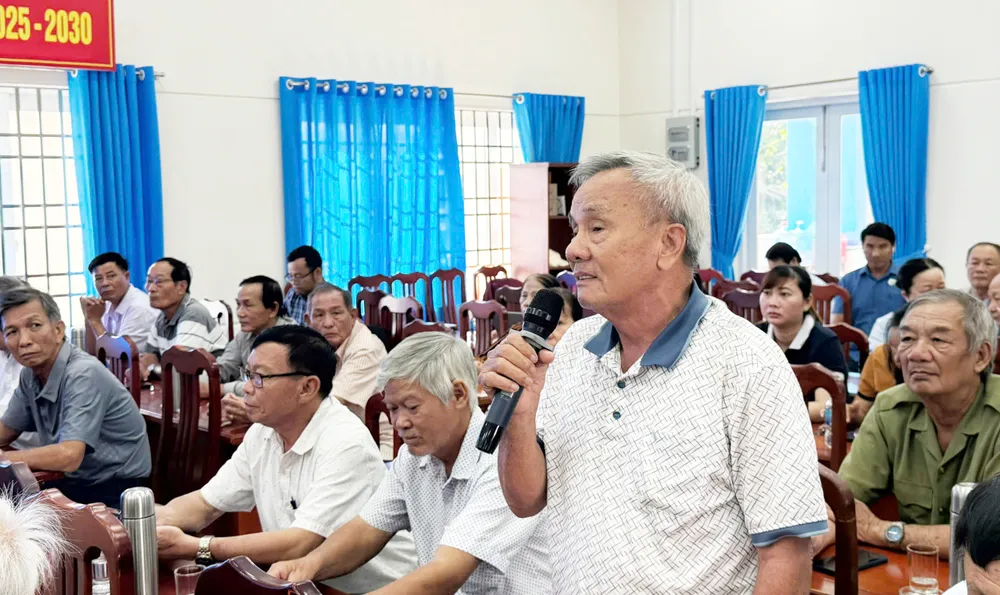 Cử tri xã Long Hải nêu kiến nghị tại buổi tiếp xúc.