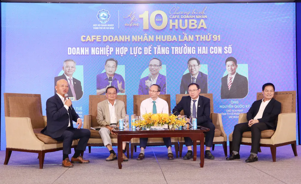 Đại biểu thảo luận giải pháp hợp lực để doanh nghiệp đồng hành cùng mục tiêu tăng trưởng 2 con số. Ảnh: MINH XUÂN