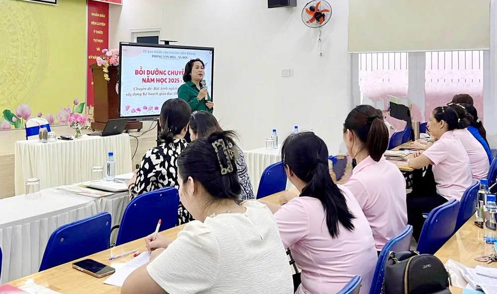Cán bộ quản lý, giáo viên Trường Mầm non Bến Thành (phường Bến Thành) tham gia tập huấn chuyên môn trong hè. Ảnh minh họa