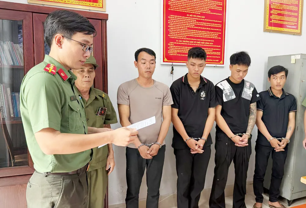 Cơ quan ANĐT Công an TP Đồng Nai thi hành lệnh bắt các bị can. Ảnh: CÔNG AN TP ĐỒNG NAI