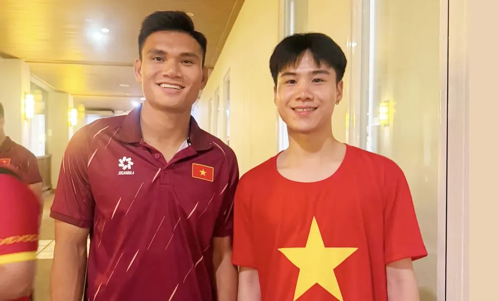 Kiều bào Việt Nam tại Thái Lan chụp ảnh kỷ niệm với tuyển thủ Phạm Xuân Mạnh. ẢNH: TÂM HÀ