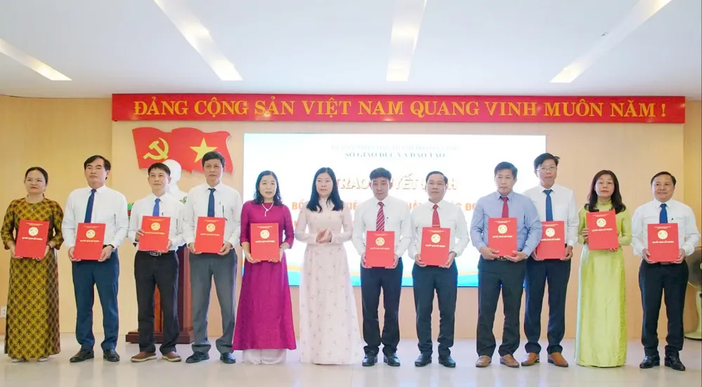 Lãnh đạo Sở GD-ĐT TP Đà Nẵng trao quyết định bổ nhiệm 11 hiệu trưởng các đơn vị trường học trực thuộc 