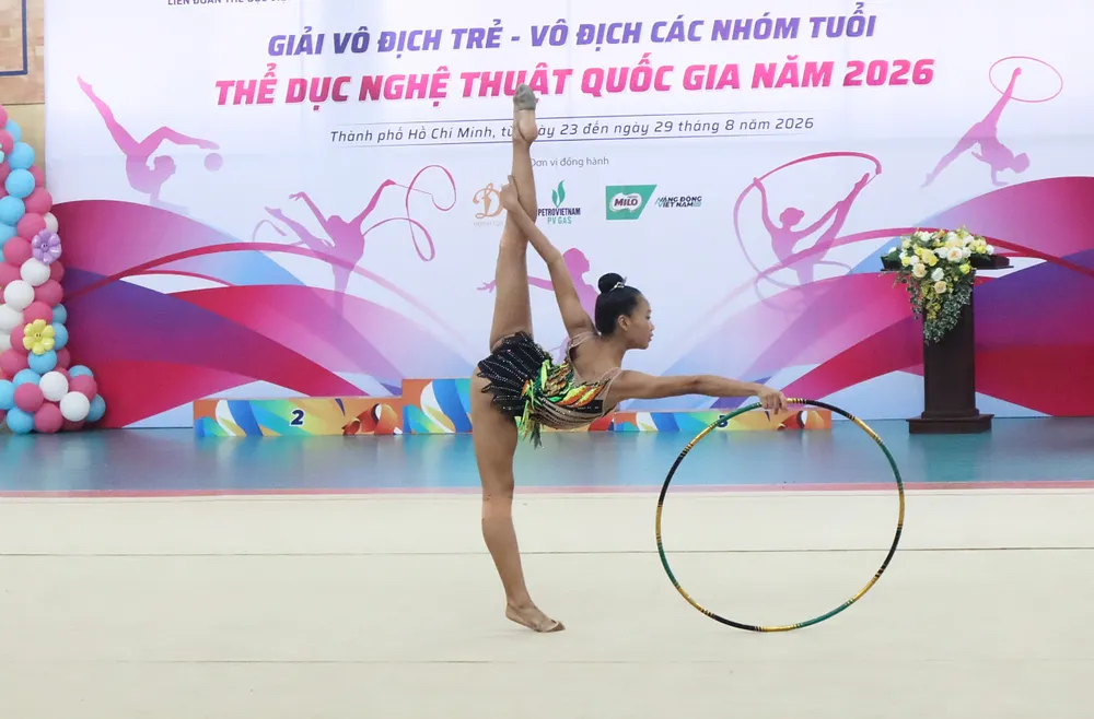 Bài thi cá nhân vô địch trẻ với vòng (Ảnh: THANH TÙNG) 