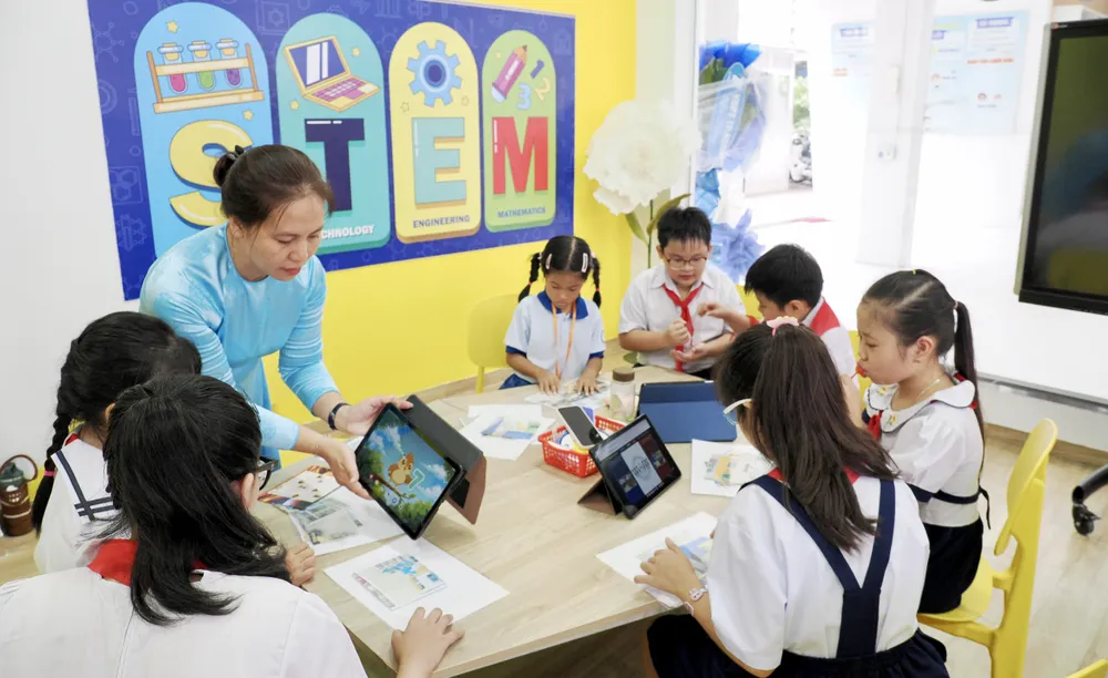 Học sinh Trường Tiểu học Trần Hưng Đạo (phường Cầu Ông Lãnh, TPHCM) tham gia hoạt động STEM ngay sau lễ khai giảng năm học 2026-2027. Ảnh: HOÀNG HÙNG