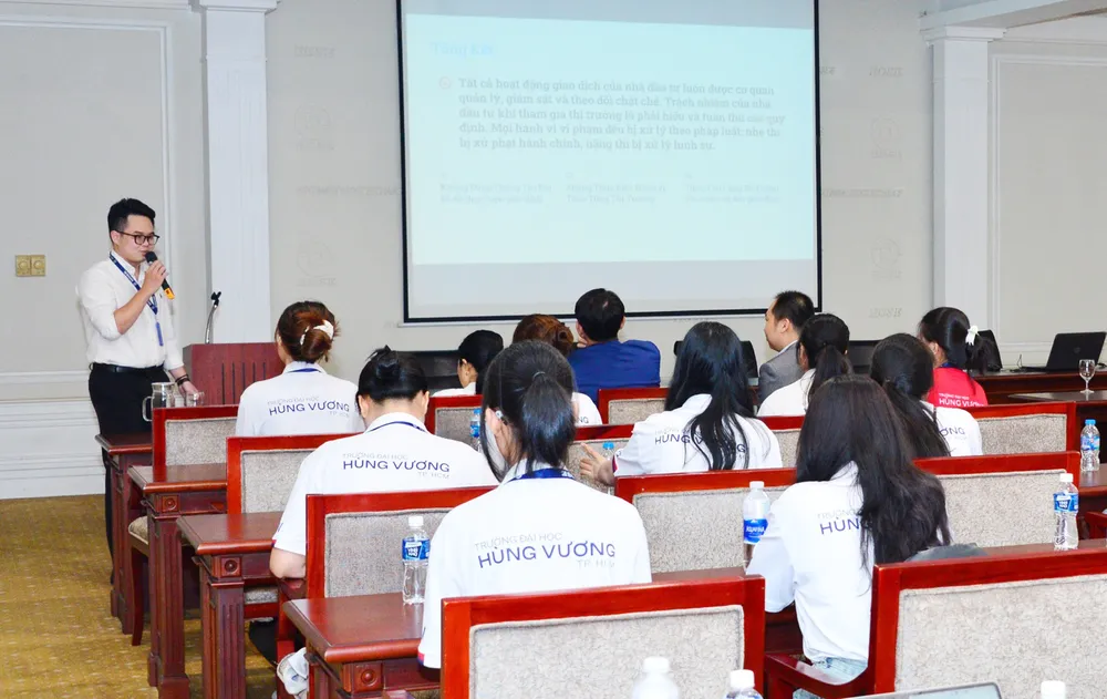 Sinh viên Đại học Tài chính - Marketing và Đại học Hùng Vương tìm hiểu về thị trường chứng khoán tại HOSE