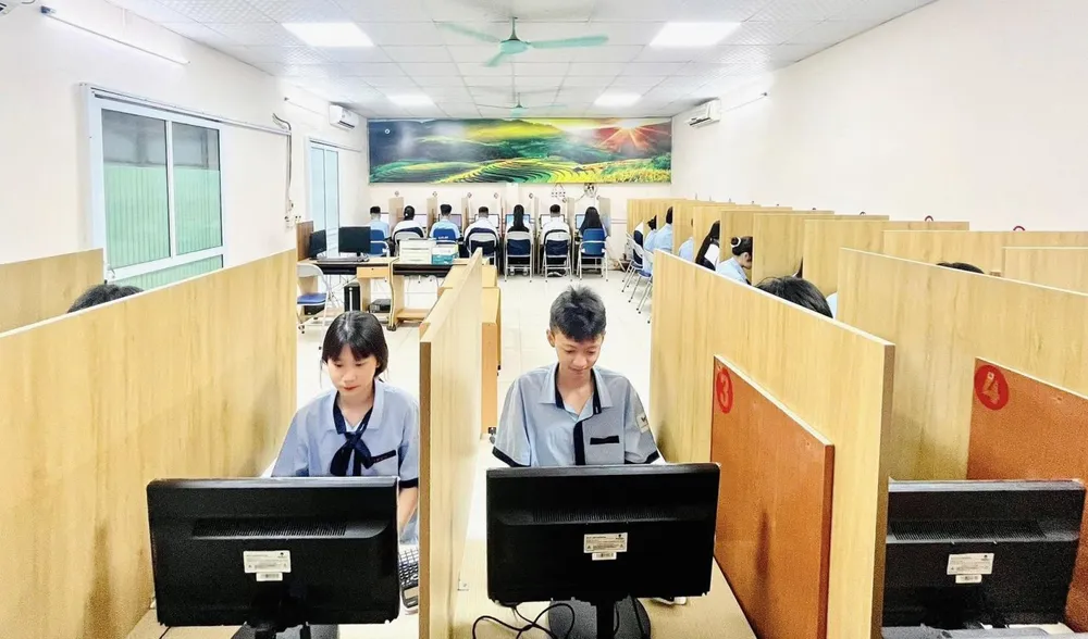 Đây là kỳ PISA lần đầu tiên Việt Nam chuyển từ làm bài trên giấy sang làm bài trên máy tính. Ảnh: MOET