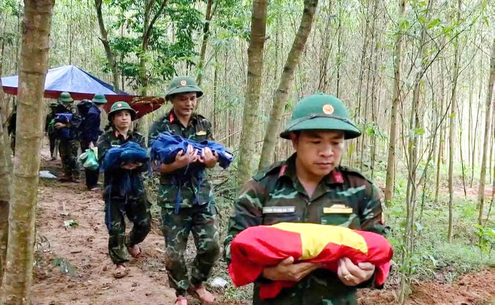 Di chuyển hài cốt liệt sĩ cất bốc tại khu rừng tràm ở bản Bãi Dinh về bảo quản theo quy định