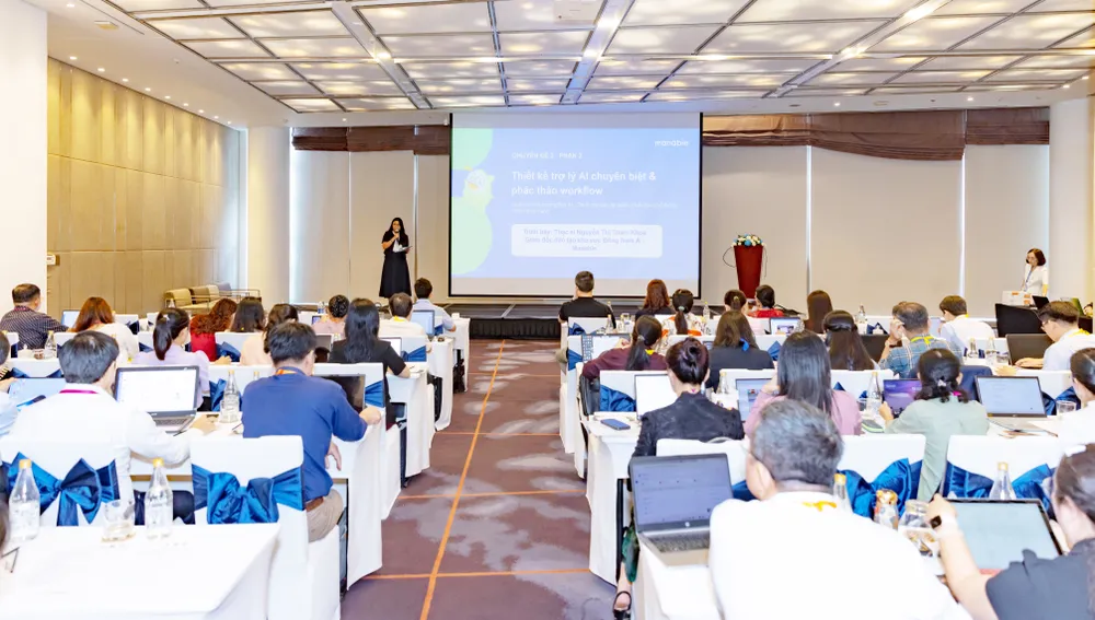 Cán bộ quản lý, giáo viên các trường học tham gia tập huấn về ứng dụng công nghệ số vào quản lý và dạy học trong tháng 8-2026