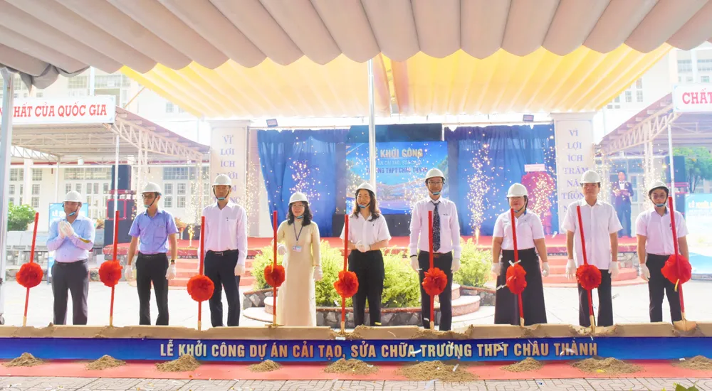 Các đại biểu thực hiện nghi thức khởi công dự án cải tạo, sửa chữa Trường THPT Châu Thành.