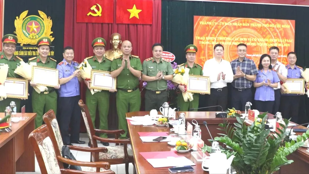 cong-an-bat-151-doi-tuong-thu-giu-can-sa17-2217-5945.jpg