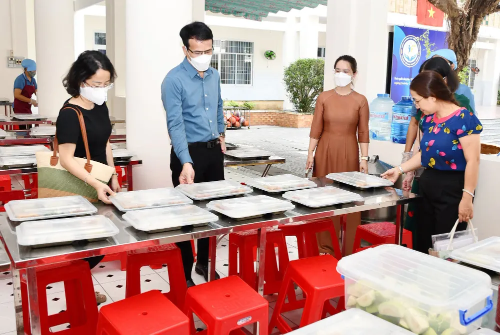 Phường Tam Thắng kiểm tra công tác tổ chức bán trú tại Phân hiệu Lê Lợi của Trường Tiểu học Quang Trung.