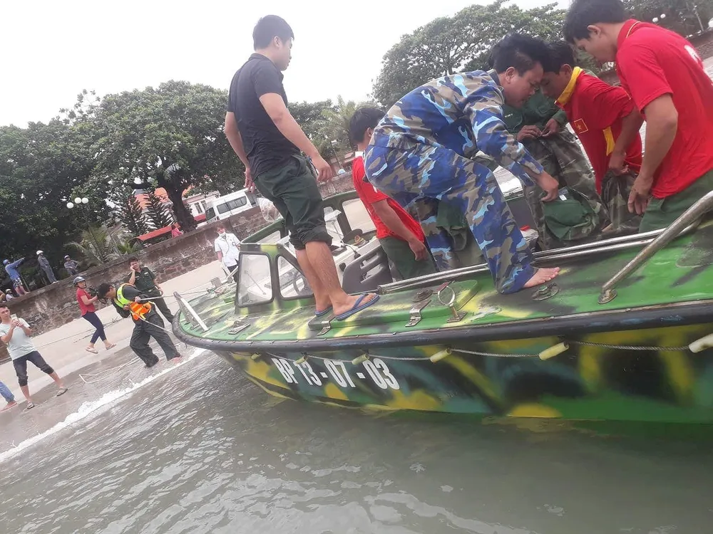 Tàu cá bị sóng đánh chìm trên vùng biển Côn Đảo, 2 thuyền viên mất tích ảnh 1